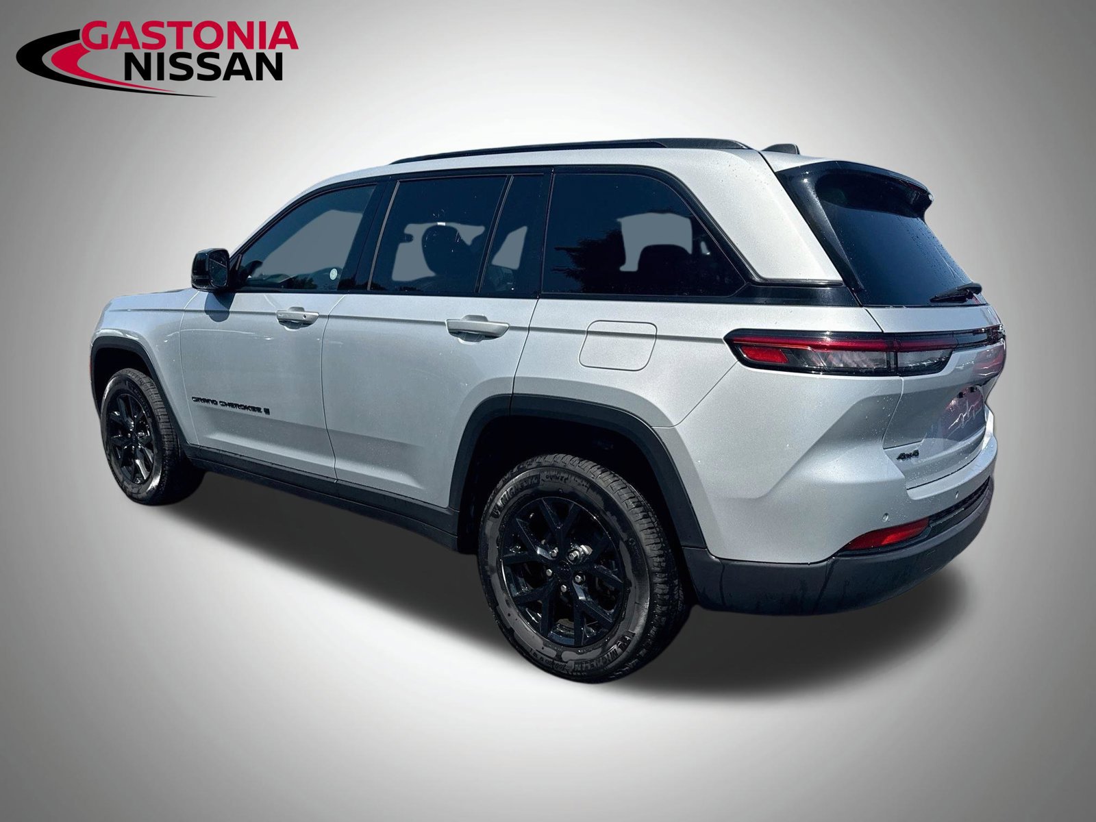 Used 2025 Jeep Grand Cherokee Altitude AWD/4WD image 6