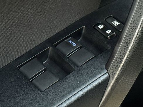 Used 2017 Toyota Corolla LE image 18