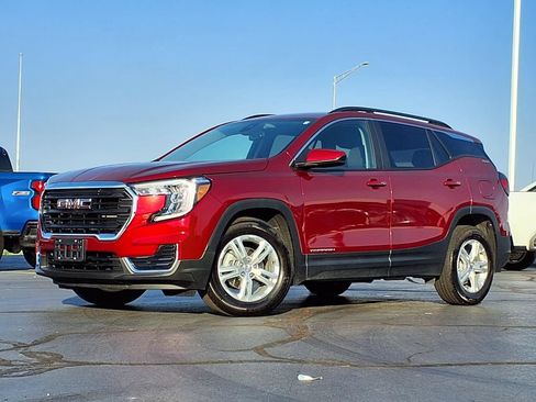 Used 2024 GMC Terrain SLE w/ Driver Convenience Package FWD image 2