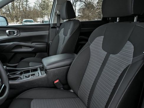 Used 2025 Kia Sorento LX image 15