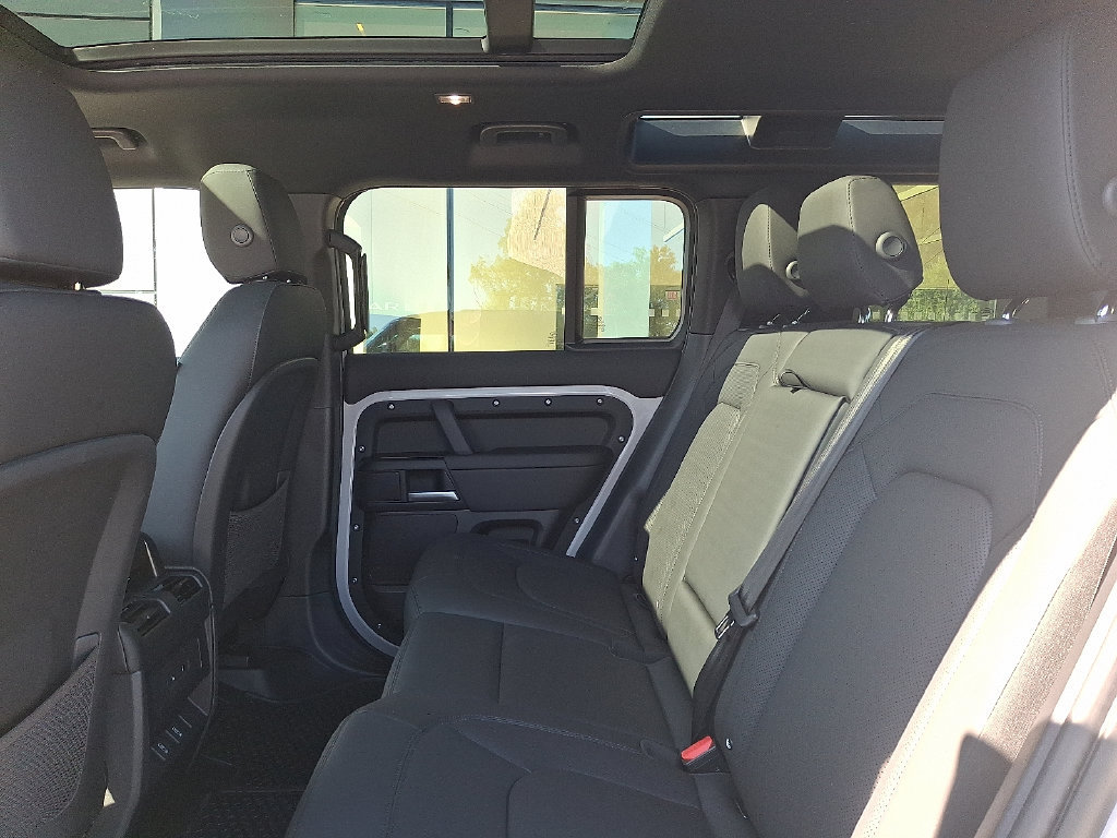 New 2026 Land Rover Defender 110 X-Dynamic SE AWD/4WD image 5