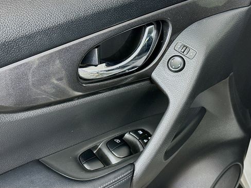 Used 2018 Nissan Rogue SV AWD/4WD image 15