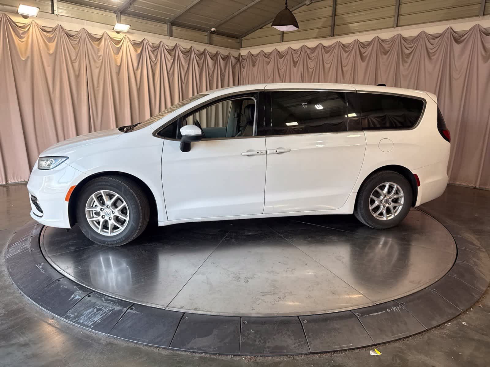 Used 2023 Chrysler Pacifica Touring-L FWD image 8