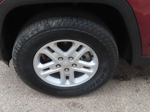 Used 2023 Jeep Grand Cherokee Laredo w/ Luxury Tech Group I image 16