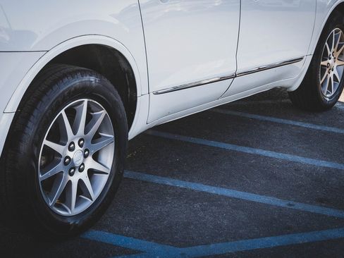 Used 2016 Buick Enclave Leather image 10