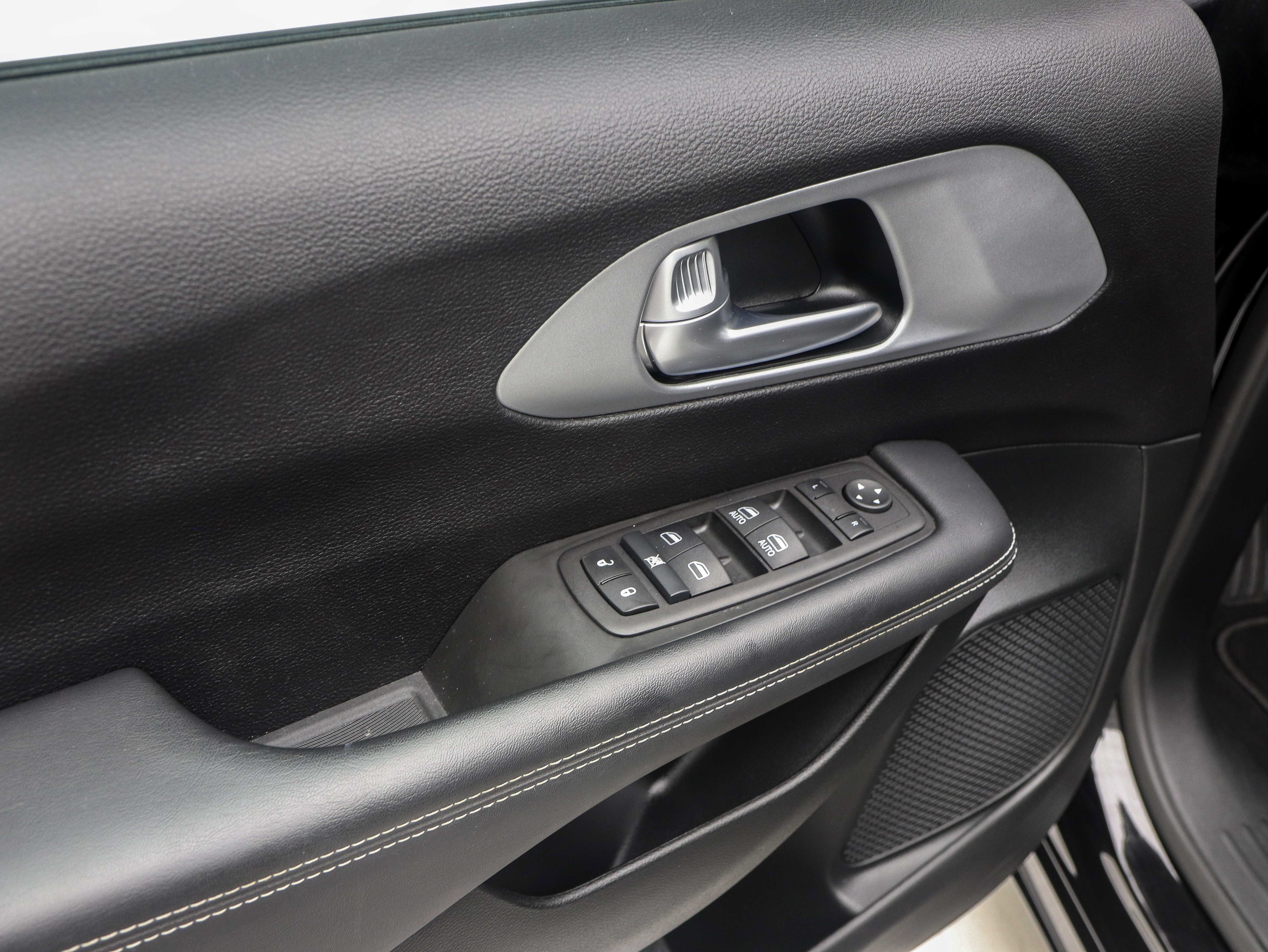 Used 2024 Chrysler Pacifica Touring FWD image 19