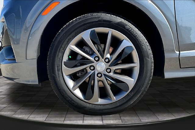 Used 2022 Buick Encore GX Select w/ Sport Touring Package FWD image 32