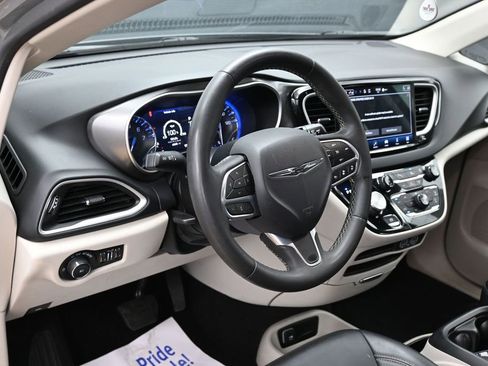 Used 2023 Chrysler Pacifica Touring-L FWD image 34