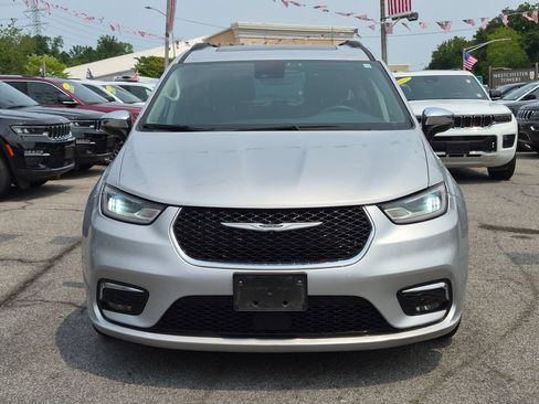 Used 2023 Chrysler Pacifica Limited FWD image 3