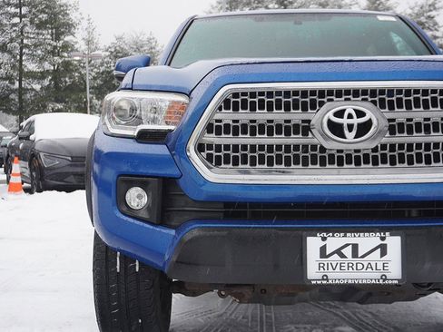 Used 2017 Toyota Tacoma TRD Off-Road image 10
