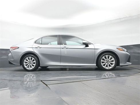Used 2020 Toyota Camry LE image 29