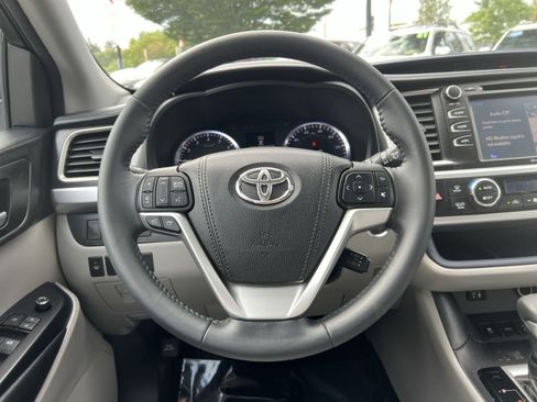 Used 2015 Toyota Highlander XLE AWD/4WD image 16