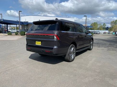 New 2026 Lincoln Navigator L Premier AWD/4WD image 9