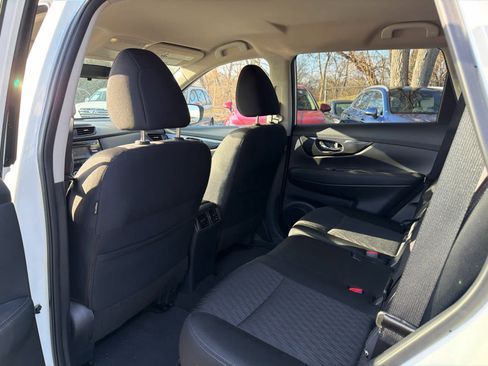 Used 2017 Nissan Rogue SV image 6