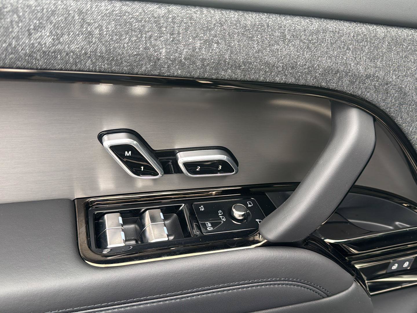 New 2027 Land Rover Range Rover Sport SE AWD/4WD image 28