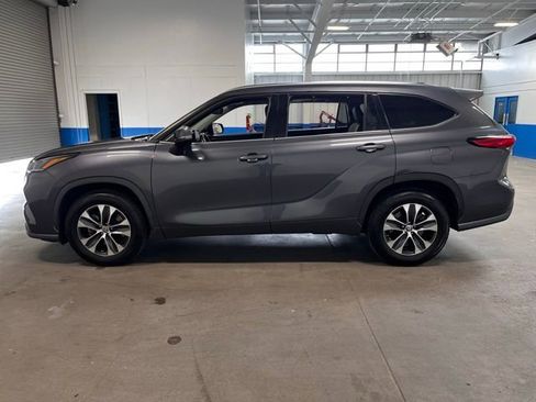 Used 2021 Toyota Highlander XLE FWD image 6