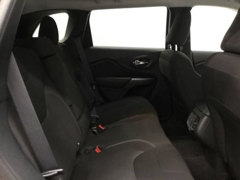 Used 2019 Jeep Cherokee Latitude w/ Cold Weather Group AWD/4WD image 16