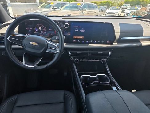 Used 2025 Chevrolet Traverse LT FWD image 14