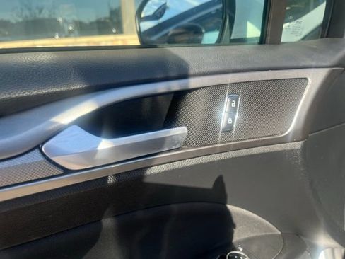 Used 2018 Ford Fusion SE FWD image 19