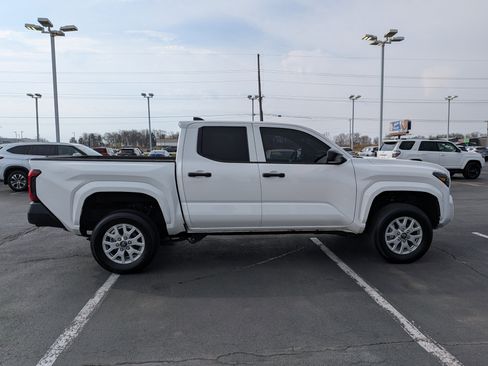 Certified 2025 Toyota Tacoma SR AWD/4WD image 9