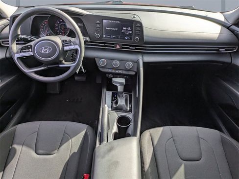 Used 2022 Hyundai Elantra SE image 13