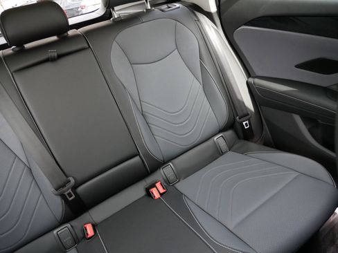 Certified 2025 Volkswagen Tiguan SE w/ Panoramic Sunroof Package AWD/4WD image 14