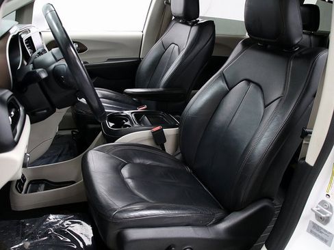 Used 2017 Chrysler Pacifica Touring-L image 9