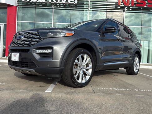 Used 2022 Ford Explorer Platinum w/ Equipment Group 601A AWD/4WD image 2
