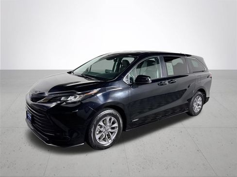 Used 2021 Toyota Sienna LE FWD image 2
