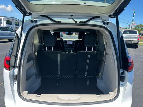 Used 2023 Chrysler Pacifica Touring-L FWD image 6