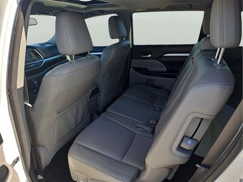 Used 2016 Toyota Highlander XLE image 10