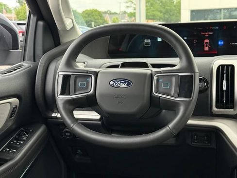 Used 2025 Ford Expedition Active AWD/4WD image 8