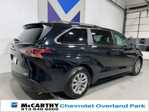 Used 2021 Toyota Sienna XLE w/ XLE Plus Package image 5