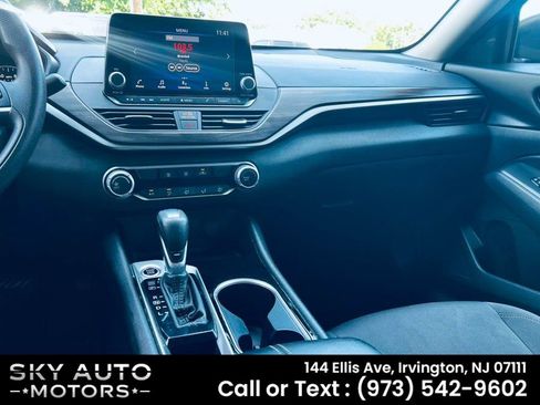 Used 2024 Nissan Altima 2.5 SV FWD image 9