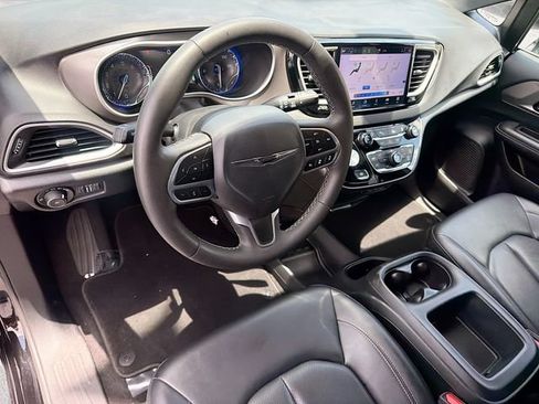 Used 2025 Chrysler Pacifica Select FWD image 10