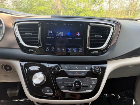 Used 2017 Chrysler Pacifica Touring-L image 40