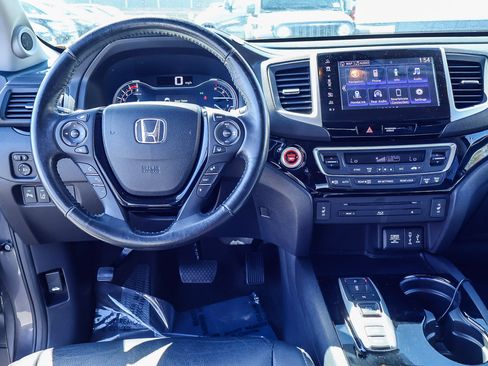 Used 2018 Honda Pilot Touring image 3