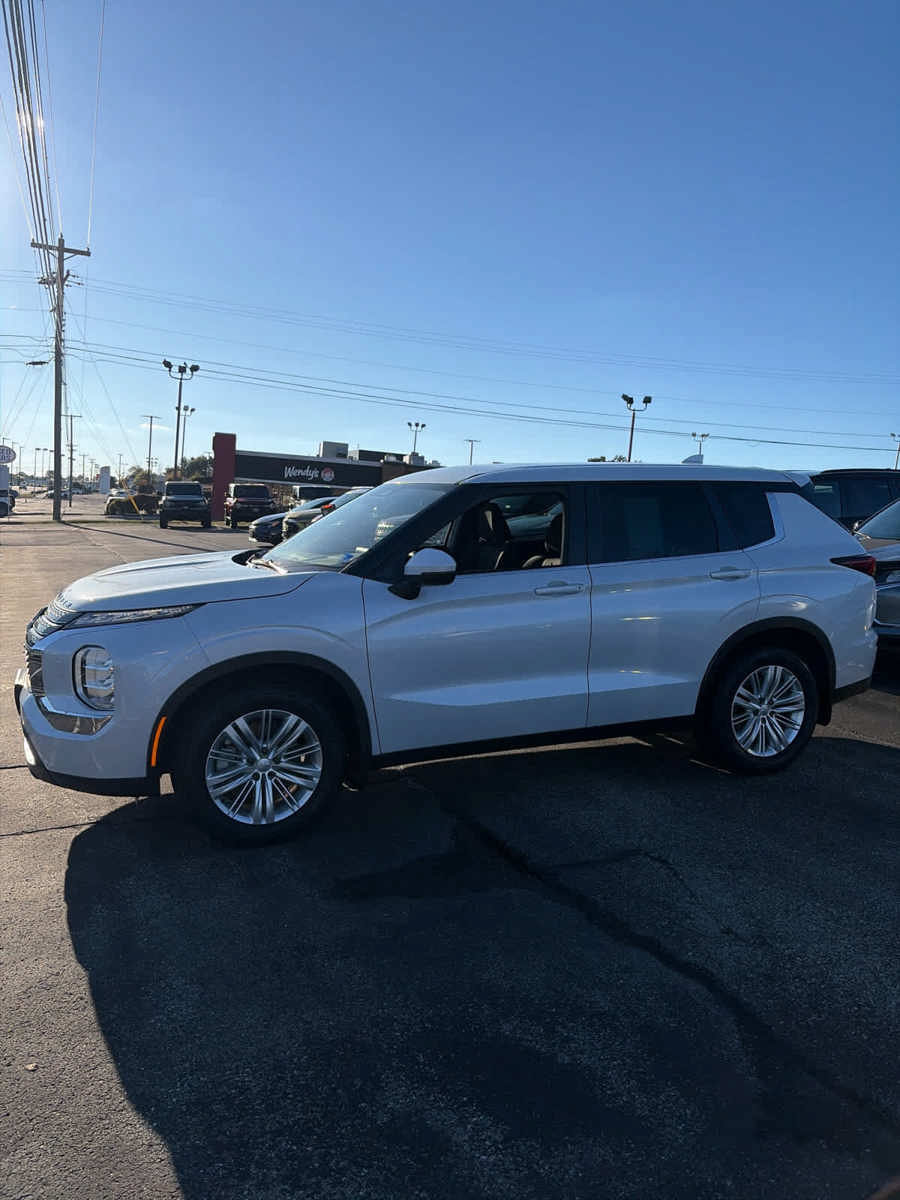 Used 2023 Mitsubishi Outlander ES AWD/4WD image 13