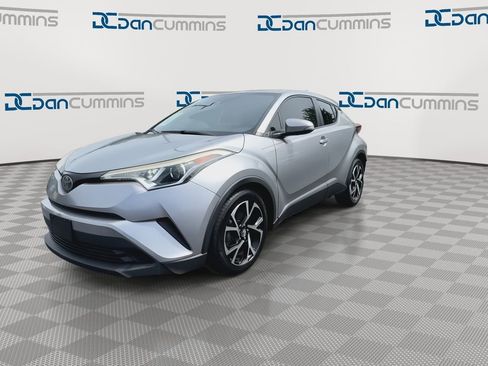 Used 2019 Toyota C-HR XLE FWD image 4