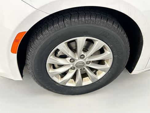 Used 2017 Chrysler Pacifica Touring-L image 11