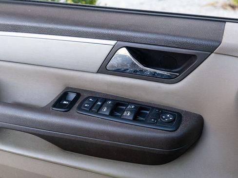 Used 2012 Volkswagen Routan SE image 11