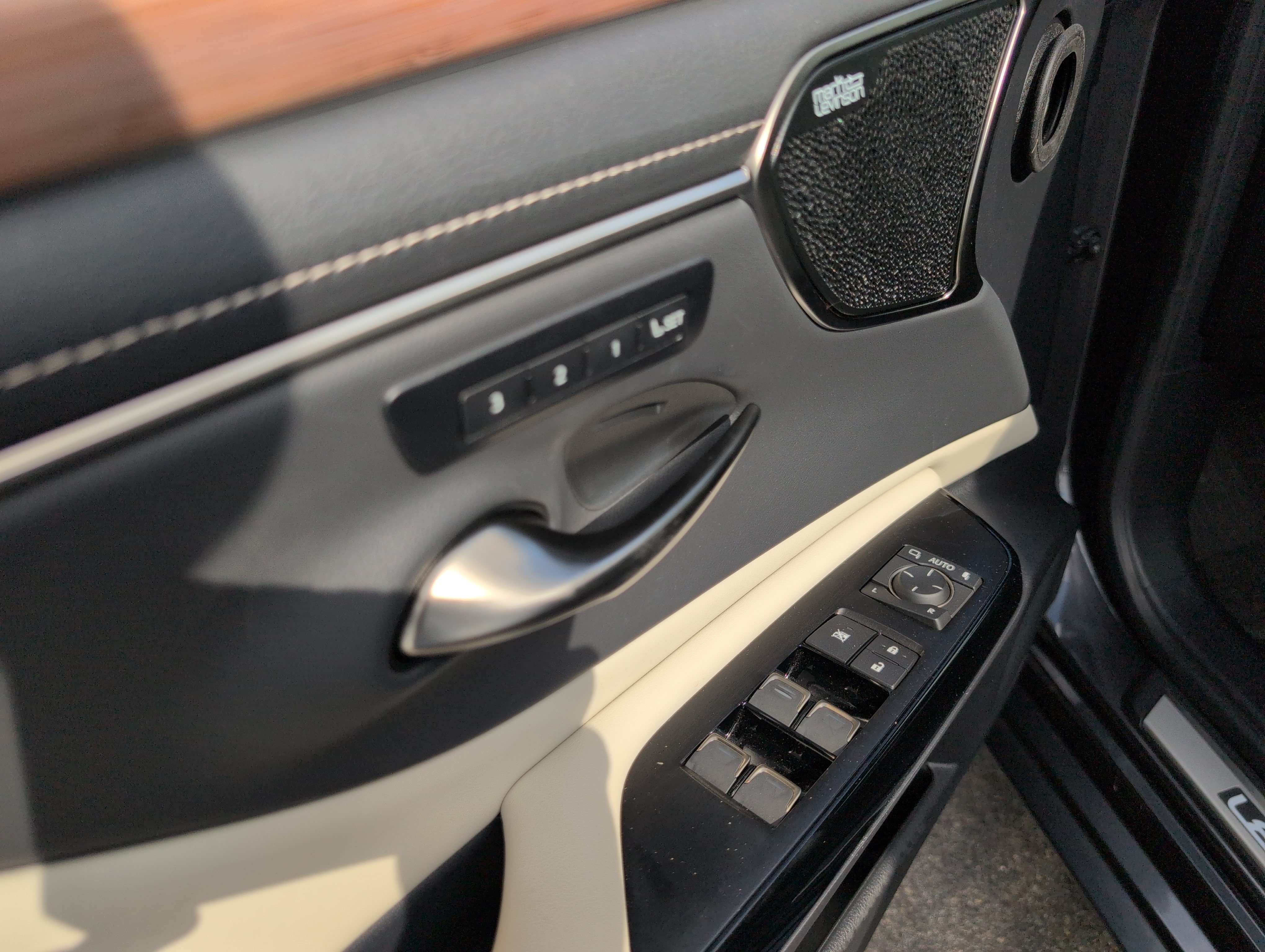 Used 2025 Lexus ES 350 Ultra Luxury w/ Accessory Package (Z1) FWD image 8