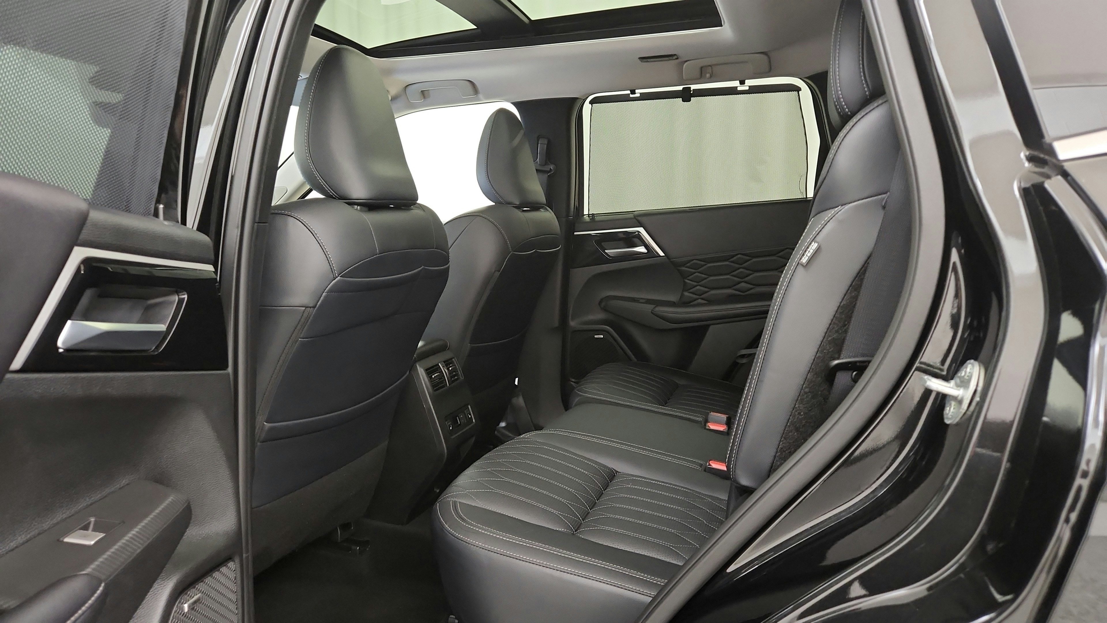 Used 2025 Mitsubishi Outlander AWD image 27