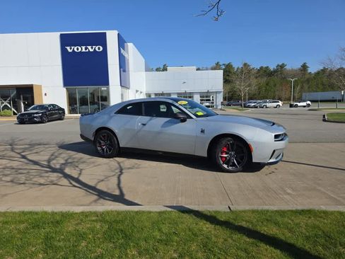 Used 2024 Dodge Charger Daytona Scat Pack w/ Plus Group AWD/4WD image 2