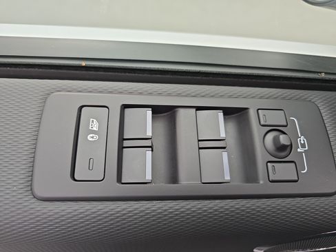 Used 2024 Land Rover Discovery Dynamic SE image 29