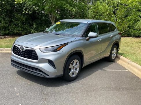 Used 2022 Toyota Highlander L FWD image 3