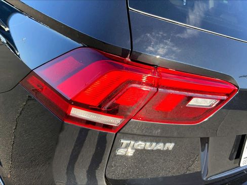 Used 2021 Volkswagen Tiguan SE image 28