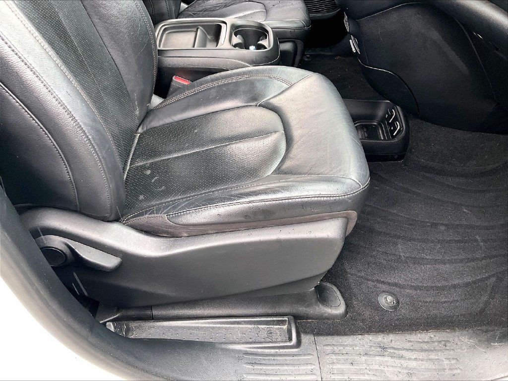 Used 2020 Chrysler Pacifica Touring-L FWD image 32