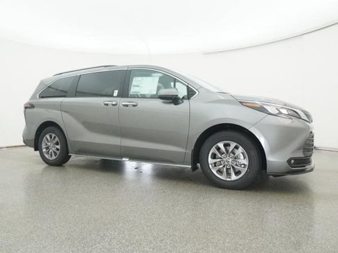 New 2026 Toyota Sienna XLE image 31