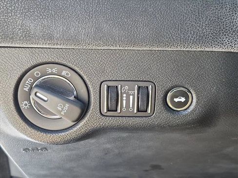 Used 2018 Chrysler 300 Limited RWD image 16